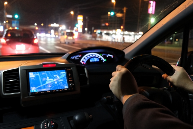 夜間の車運転